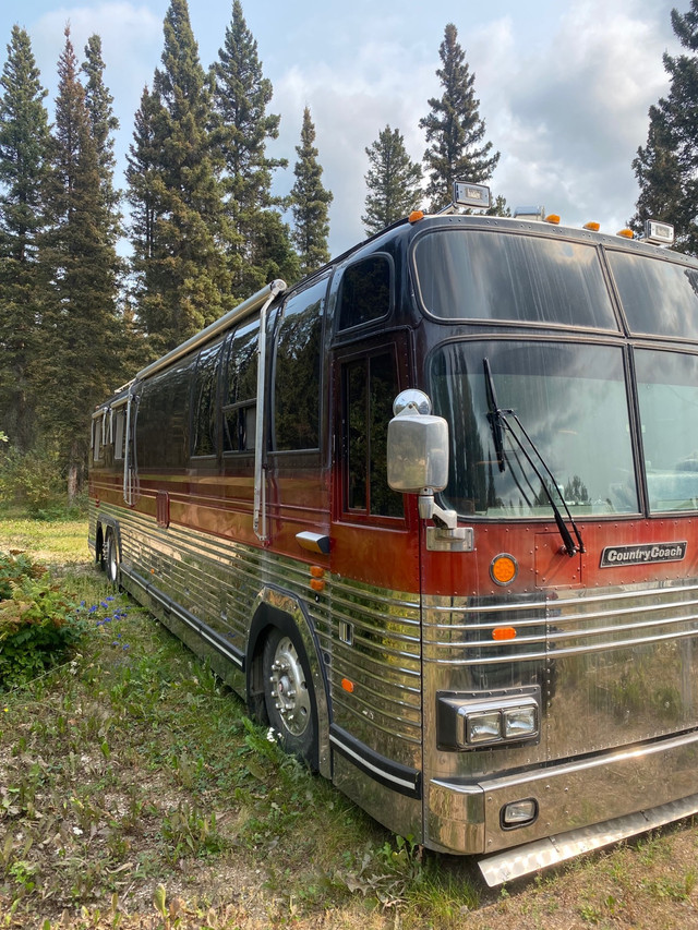 Prevost Country Coach in RVs & Motorhomes in Yellowknife - Image 2