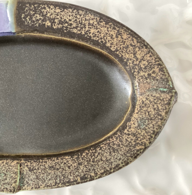 Signed “JOAN McNEIL” Small Stoneware Platter Plate Trinket Dish dans Décoration intérieure et accessoires  à Ouest de l’Île - Image 3