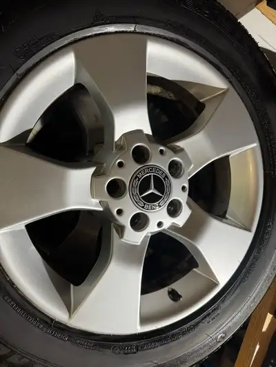 J'offre une roue et un pneu d'hiver Mercedes-Benz 235/60R17 usagés, parfaits pour affronter la neige...