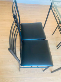 Table vitré et 4 chaises 