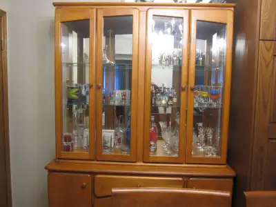 Meuble/ Salle a diner Buffet et huche fait au Canada classique, View more