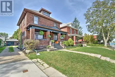 ★ Private Room with attached sunroom for Rent in Windsor, ON ★