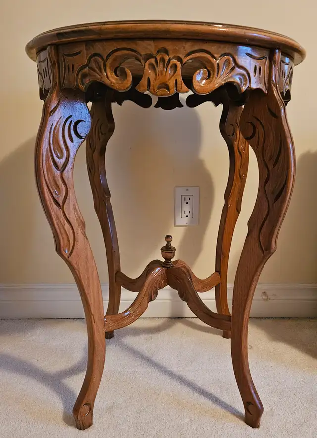 VINTAGE 1940'S WALNUT CARVED FRENCH STYLE SIDE LAMP TABLE -  USA in Coffee Tables in City of Toronto - Image 2