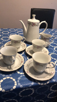 Lynns Fine China 10-Piece Tea Set