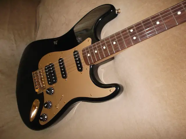 Fender strat MIM in Guitars in Sherbrooke - Image 2