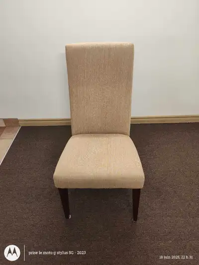 Chaise de cuisine couleur beige très belle 40 dollars c'est chaise se vent 100 dollars Chez Canadian...