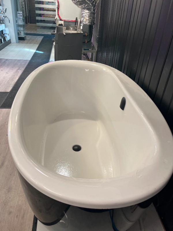 Hytec - 5.5' Freestanding Bath Tub with fluted apron in Bathwares in Saskatoon - Image 3