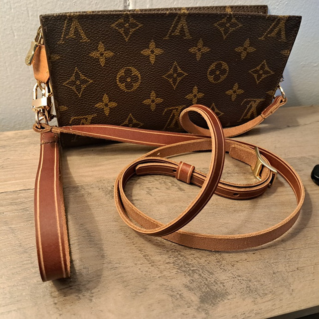 Vintage LOUIS VUITTON GM Pouch Clutch/Crossbody Collectible in Women's - Bags & Wallets in Barrie - Image 2