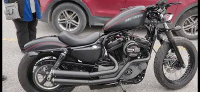 Harley Nightster 1200 sporster en version bobber/ scambler. Entretenue avec soin. -Peinture powder c...