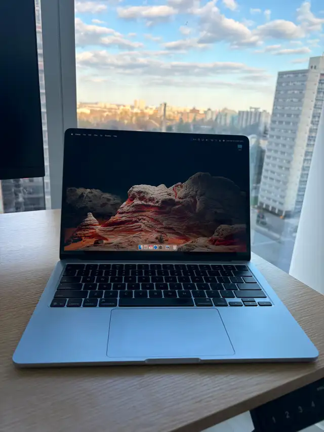 MacBook Air M4 (2025) – 13" – 16GB RAM – Like New in Laptops in City of Toronto - Image 2