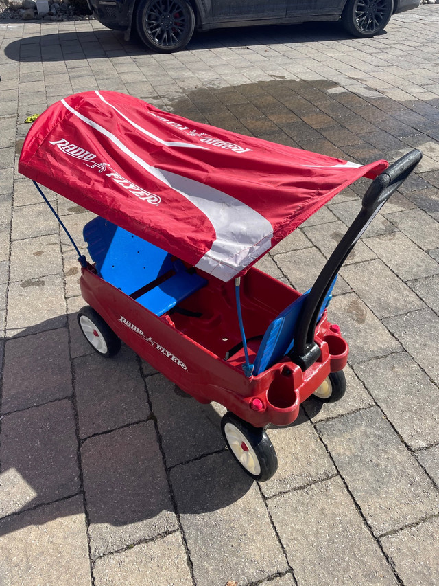 Radio Flyer Deluxe Family Wagon With Canopy in Toys & Games in Markham / York Region - Image 3