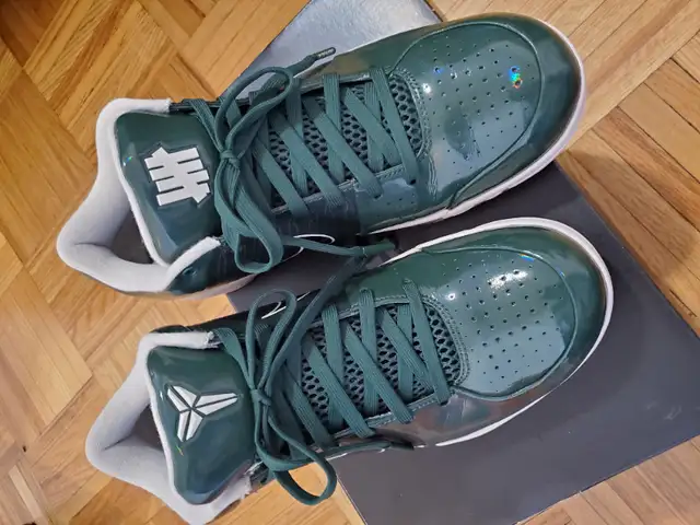 2019 Kobe IV protro undefeated kobe 4 milwaukee bucks size 10.5 in Men's Shoes in Hamilton - Image 4