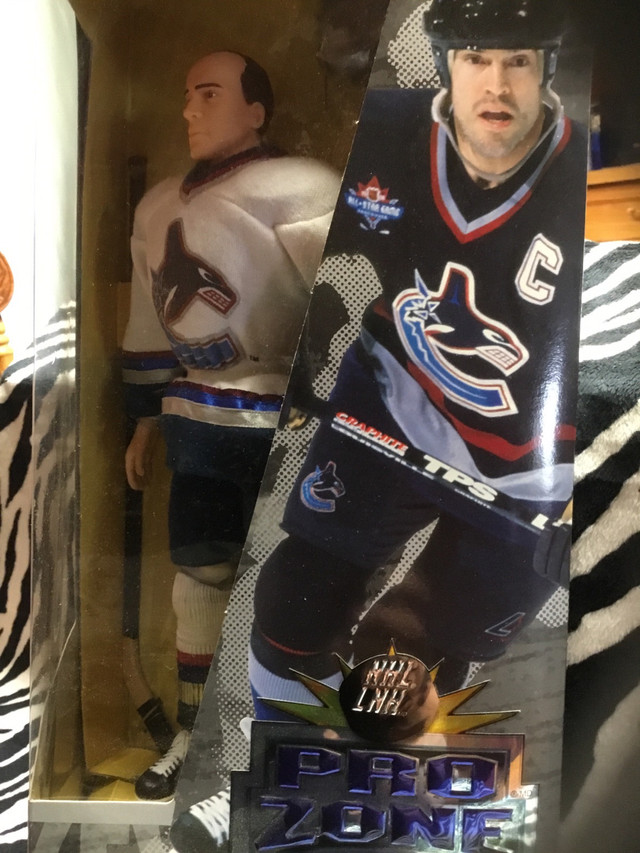 NHL HOCKEY FIGURE MARK MESSIER VANCOUVER CANUCKS PRO ZONE  in Arts & Collectibles in La Ronge - Image 4