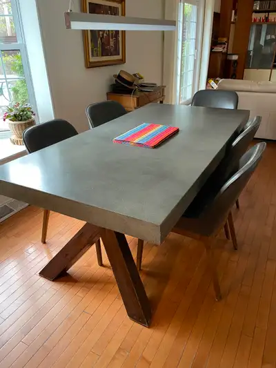 Ensemble table en béton et 6 chaises en bois massif et cuir, View more