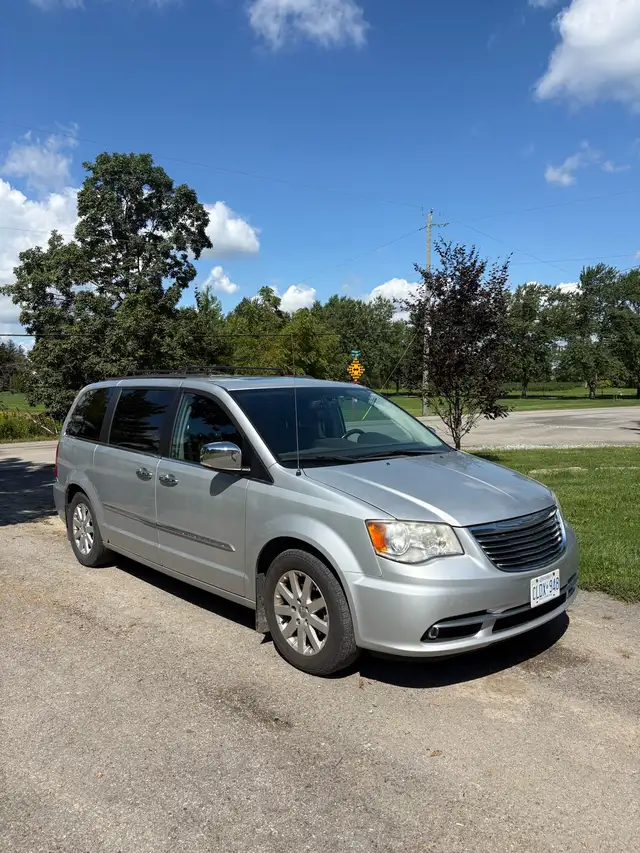  2011 Chrysler Town & Country 