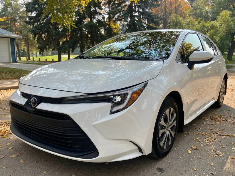 2023 TOYOTA COROLLA HYBRID LE WITH LOW KM!!!!