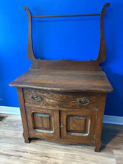 Antique solid oak wash stand ( includes a wash basin and urn ). Good condition. 32” W x 18.5” D x 50...