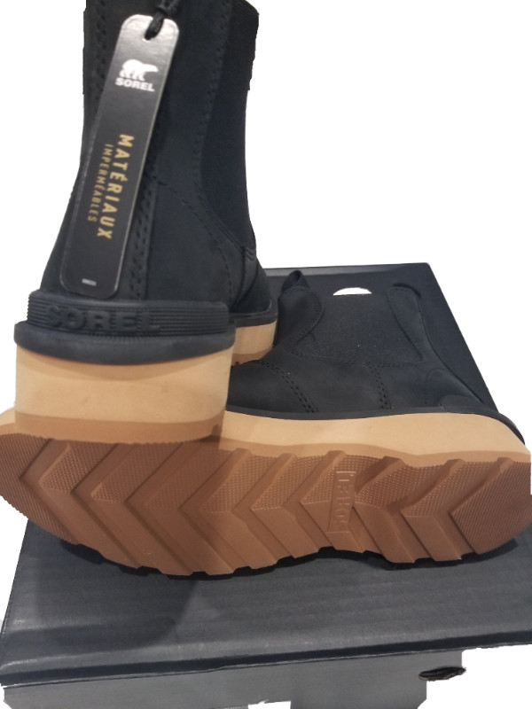 7.5 sorel chelsea boots in Women's - Shoes in Hamilton - Image 3