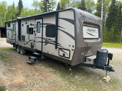 This trailer has been very well taken care of, and is in remarkable shape. Sleeps 10 comfortably. Di...