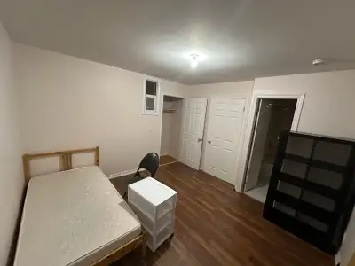 DOWNTOWN TORONTO SPACIOUS ROOM