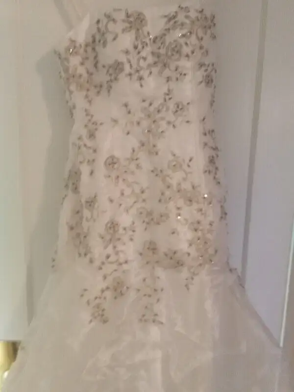Beaded Wedding dress size 4-6 never worn in Wedding in Saskatoon - Image 8