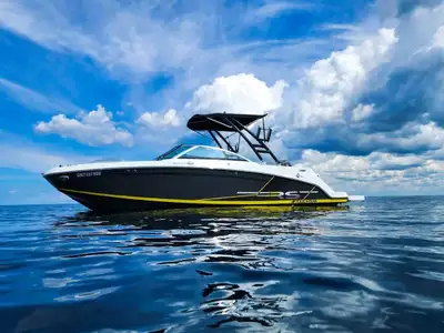 2020 Four Winns HD 220 RS Surf – 165 hrs, Volvo Penta 300HP, Monster Wake Tower, Matching Trailer –...