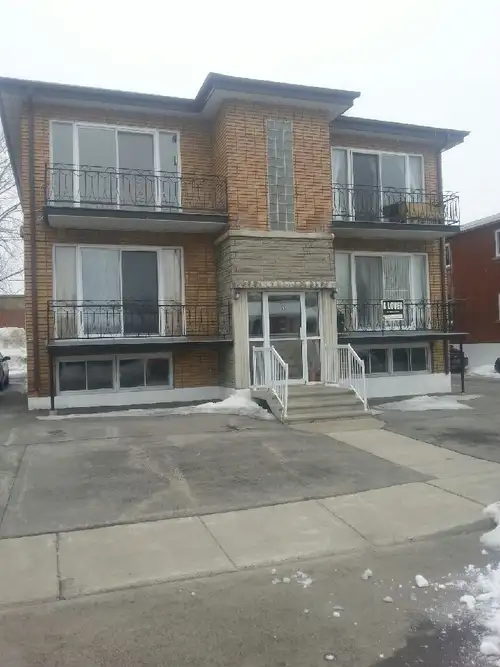 Beau 4 1/2 renove et ensoleille, situe au 2e etage avec un balcon, pres d'autoroute 640. 1 stationne...