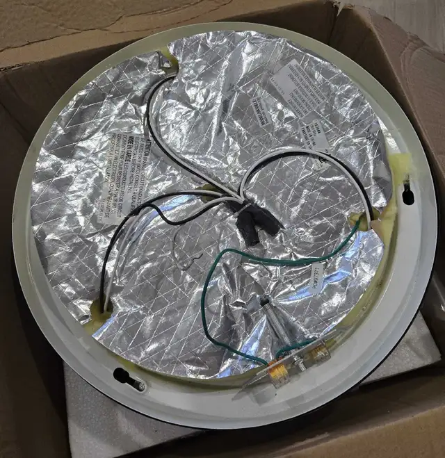 Flushmout light Fixture in Indoor Lighting & Fans in Oakville / Halton Region - Image 5