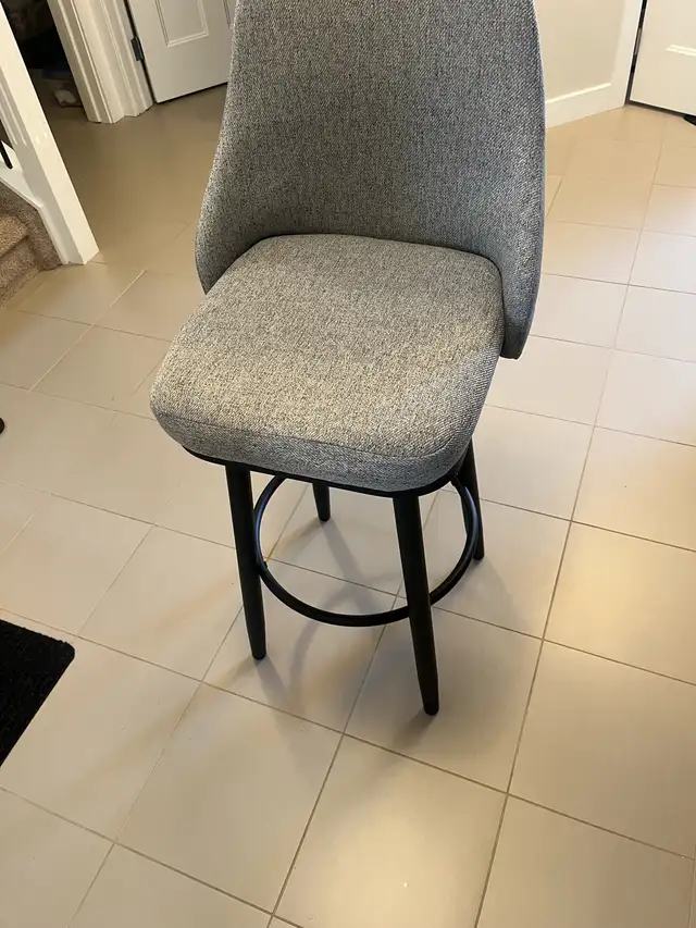 2 swivel chairs in Chairs & Recliners in Edmonton - Image 3