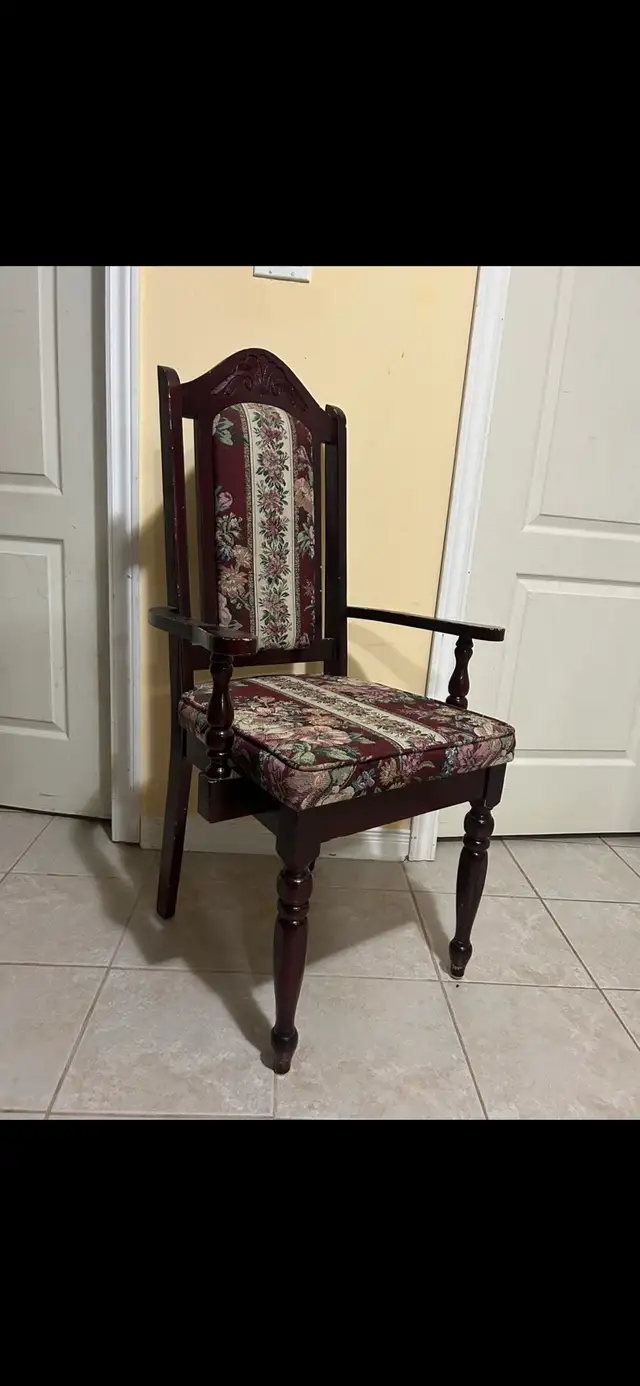 Solid Wood Dining Table & 6 Chairs in Dining Tables & Sets in Mississauga / Peel Region - Image 3