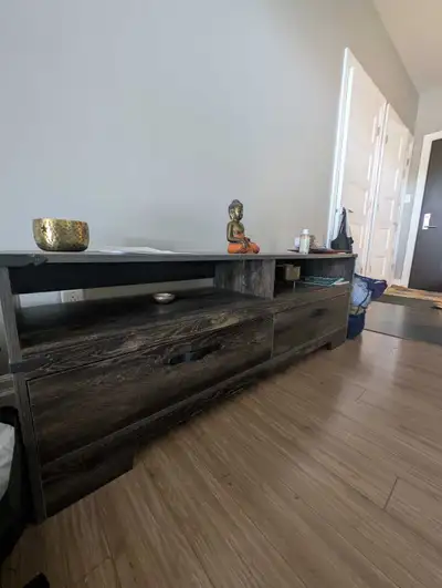 Meuble TV bois Deux tiroirs Longueur 155 cm / 61po Largeur 38,2 cm/ 15 po Hauteur 56cm / 22po J4P0A4