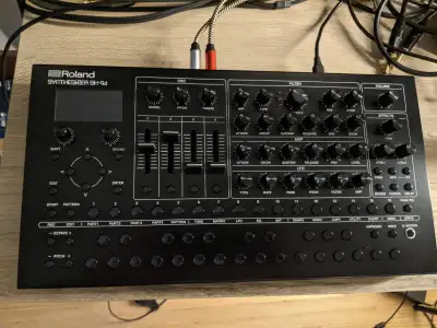 Roland SH-4d Synthesizer / Groovebox - Like New!, View more