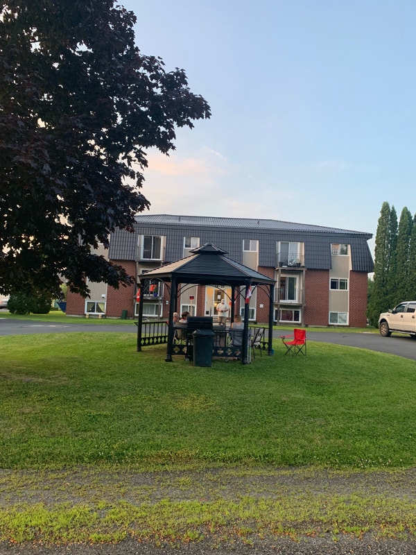 St Stephen Kings Crt Apartment 2 bedroom, off street parking Long