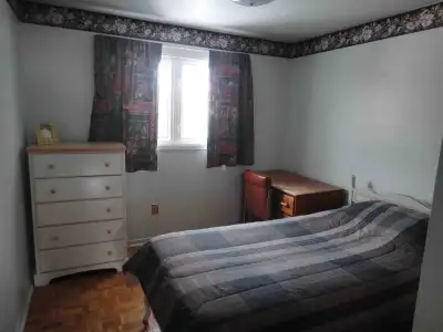 Clean, bright and quiet room in Orleans, close to all buses and train station, grocery stores and Or...
