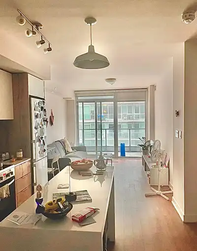 1 bedroom apartment at the heart of downtown Toronto in King West. The unit includes in-suite laundr...