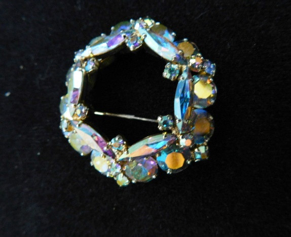 SHERMAN SIGNED OCTAGONAL AURORA 2 LAYER WREATH BROOCH in Jewellery & Watches in Lethbridge - Image 2