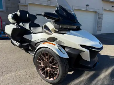 CAN-AM SPYDER SEA TO SKY 2025 Garantie MAI 2028 Can-am Spyder Sea to Sky 2025 le plus luxueux de la...