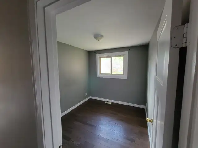 Bungalow for rent Peterborough. 3 beds close to walmart, buses in Long Term Rentals in Mississauga / Peel Region - Image 4