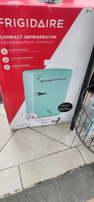 FRIDGIDAIRE 3.2 cu ft RETRO MINI FRIDGE SALE - COLOUR: MINT, View more