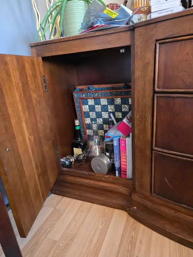 Beautiful Ashley Furniture dining table and Hutch. 7/10 in Dining Tables & Sets in Hamilton - Image 10