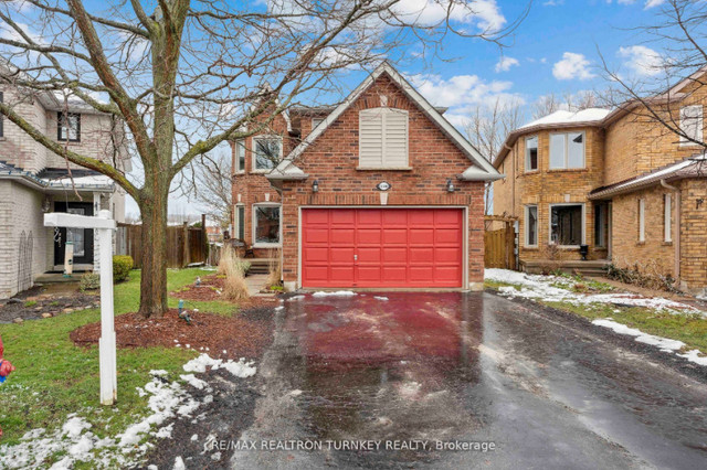 5 Bedroom 4 Bth Located in Newmarket in Houses for Sale in Markham / York Region