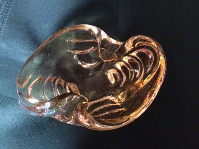 I am offering a MCM amber Chalet Art glassware. Signed Chalet Canada on the bottom. Approx. 7” x 5”...
