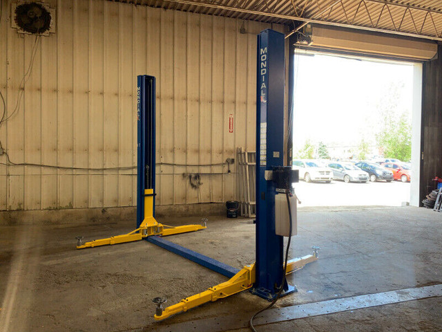 Brand New 2 Post Car Lift , Car Hoist 9000 Lbs CSA Certified dans Autre  à Saint-Jean