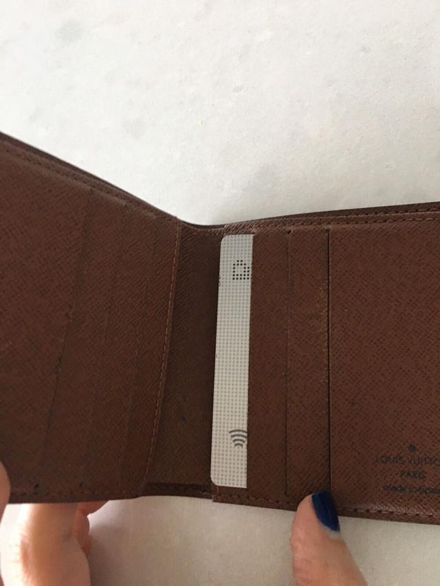 Authentic Louis Vuitton small wallet.  dans Femmes - Sacs et portefeuilles  à Ville de Montréal - Image 3
