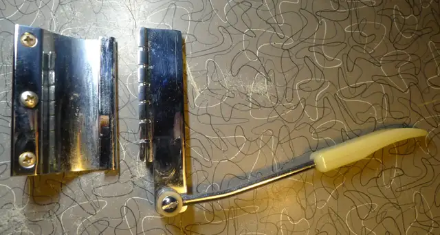 Maestro Gibson short Tremolo 60's vintage tailpiece in Guitars in City of Toronto - Image 5