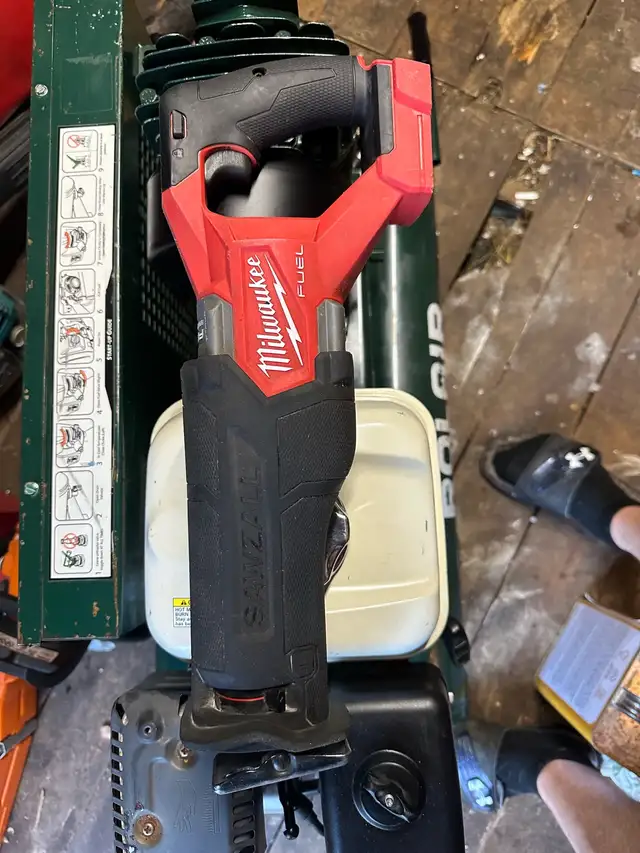 Milwaukee sawzall with 5 amp battery and charger  in Power Tools in Delta/Surrey/Langley - Image 3