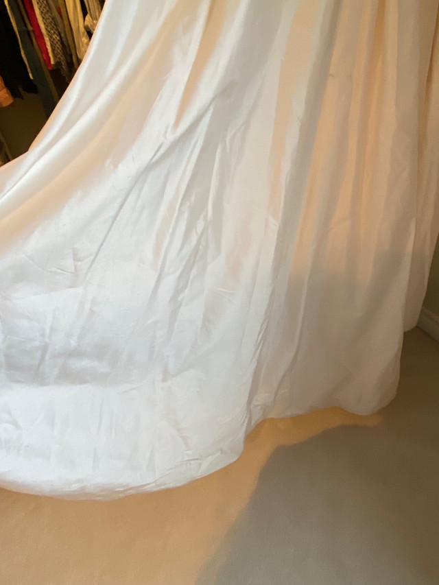 Wedding dress - size 10 , petite  in Wedding in Barrie - Image 3