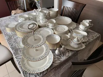 set pour 12 couverts, tout inclus, 1 grande assiette, 1 assiette pour salade, 1 assiette a pain, tas...