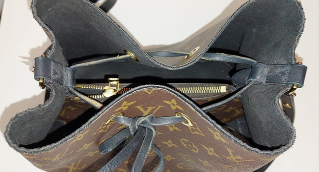 Louis Vuitton Purse in Women's - Bags & Wallets in Strathcona County - Image 3