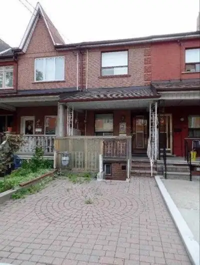 Top-to-bottom renovated unit on the main floor of a beautiful brick townhouse in Trinity Bellwoods n...
